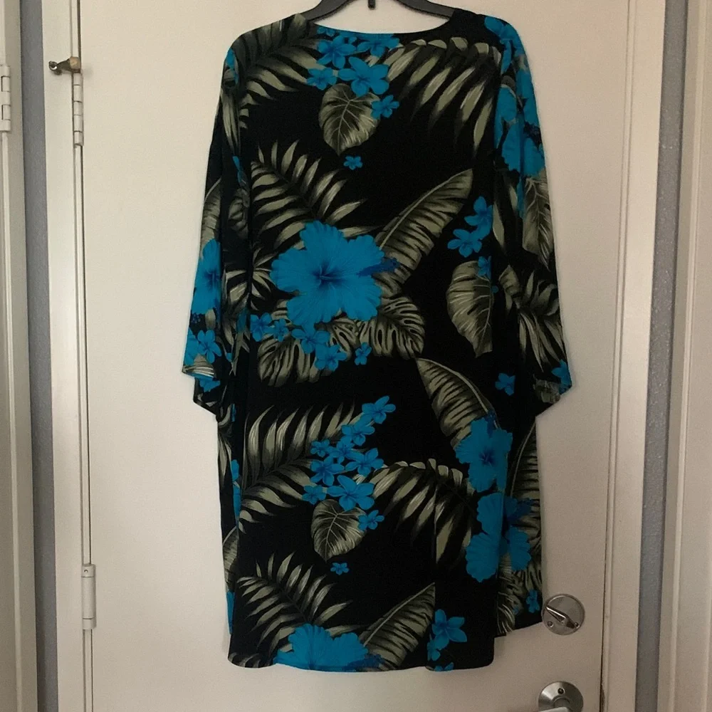 NWT Floral Kimono Top with Blue and Black Floral Pattern - Picture 2 of 5
